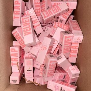 Jeffree Star Velvet Trap Lipstick - Pink